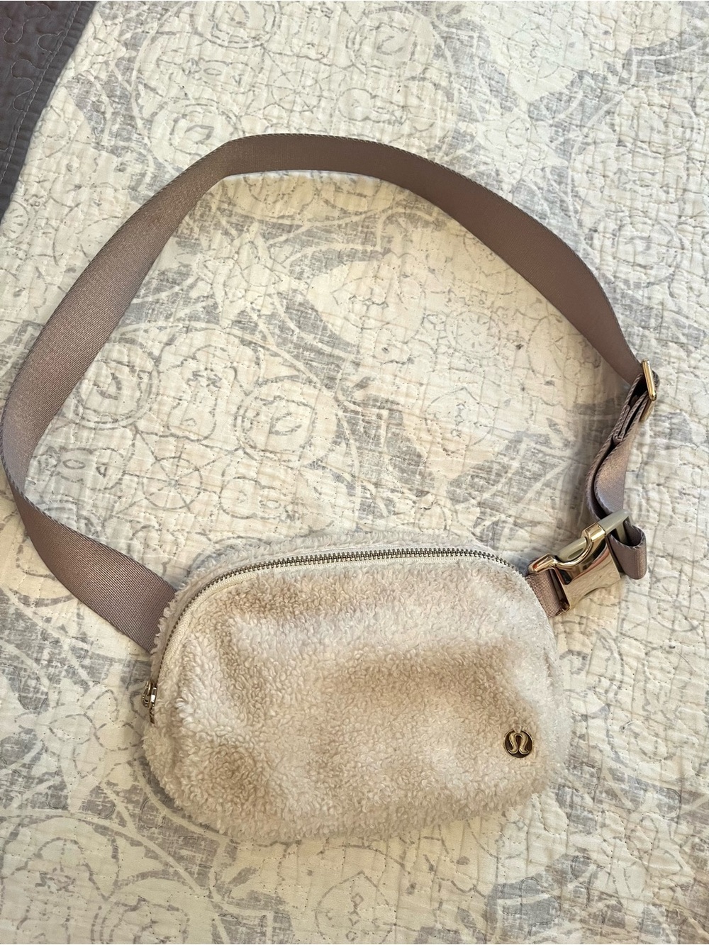 Lululemon Sherpa Belt Bag in Cream